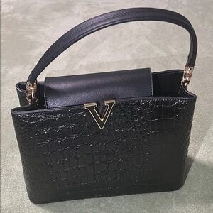 Elegant Black Shoulder Bag with Croc-Embossed Texture